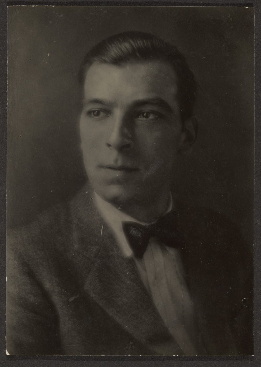 [Ung man med fluga] av Louis Fleckenstein