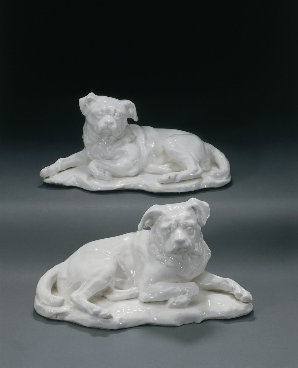 Två Chelsea-modeller av Hogarths hund "Trump", ca 1747-50 (keramik) av Louis Francois (after) Roubiliac