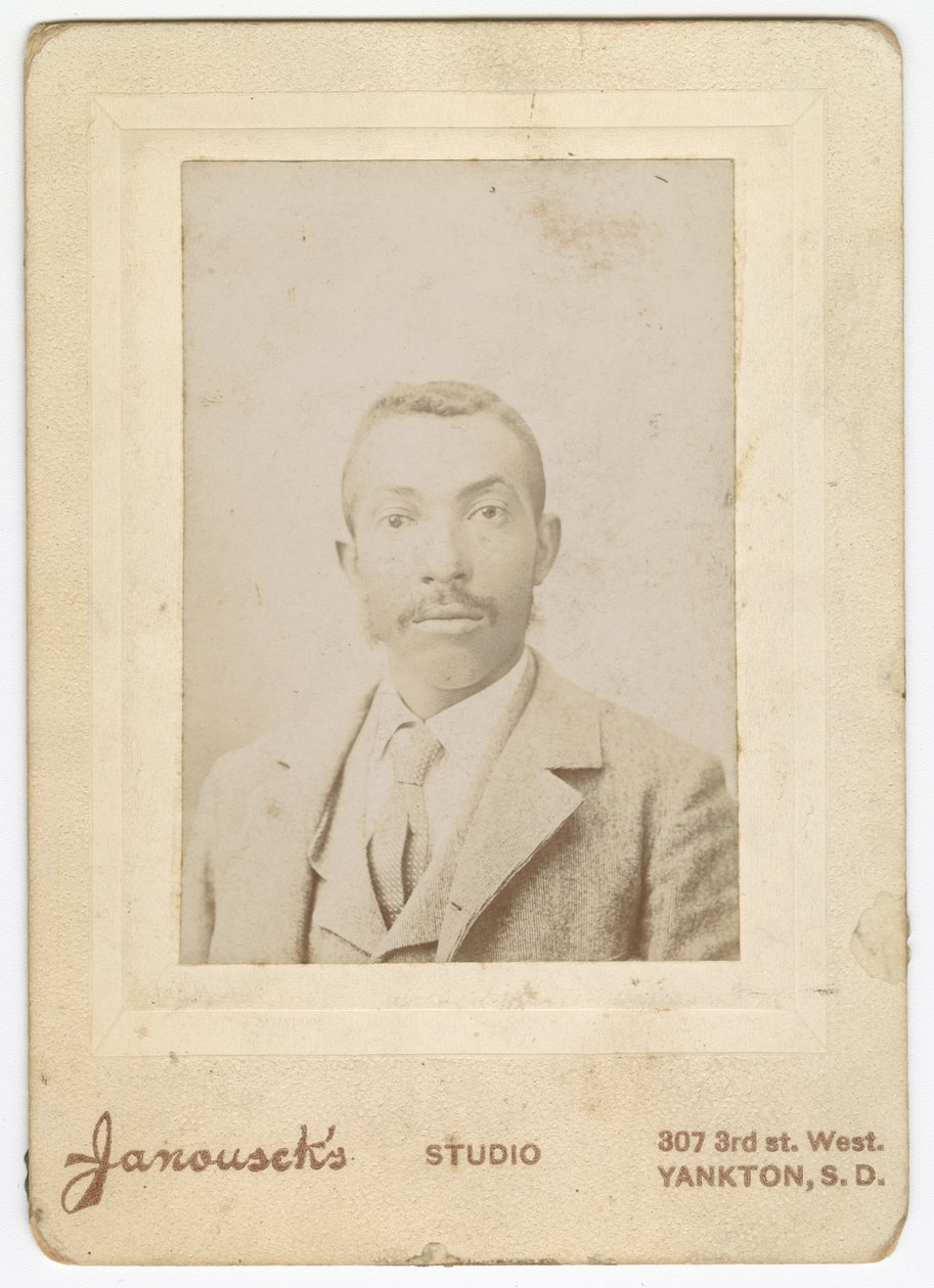 Fotografi av en man klädd i en ljus jacka, väst och slips, sent 1800-tal. av Louis Janousek