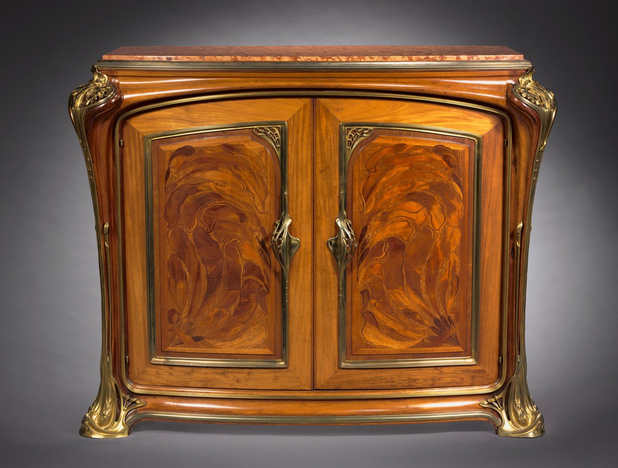 Skåp, ca 1910 (träintarsia med metallfästen) av Louis Majorelle
