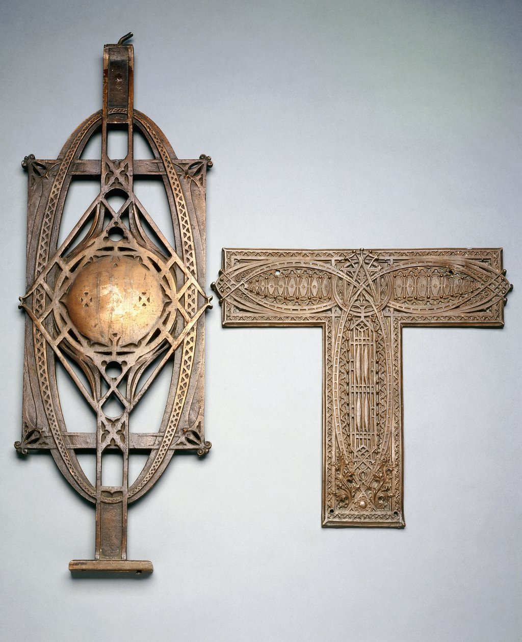 En trappräcke i kopparpläterad gjutjärn och en dekorativ panel av kopparpläterad metall, ca 1894 (kopparpläterad gjutjärn, kopparpläterad metall) av Louis Sullivan