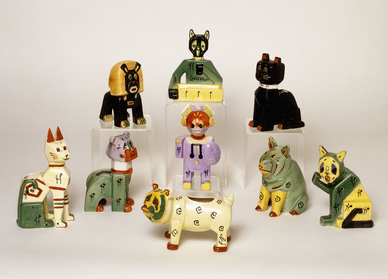 En grupp porslinsvaser formade som stiliserade djur, 1900-talet (porslin, emalj) av Louis Wain