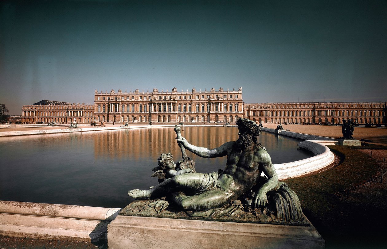 Utsikt över fasaden och fontänerna i parken i slottet i Versailles. Skapad av arkitekterna Louis Le Vau (1612-1670) och Jules Hardouin Mansart (1646-1708) 1668-1684 Chateaux of Versailles and Trianon, Versailles av Louis and Mansart Jules H.  Le Vau