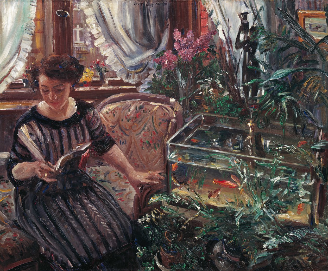 En kvinna som läser nära en guldfisktank, 1911. av Lovis Corinth