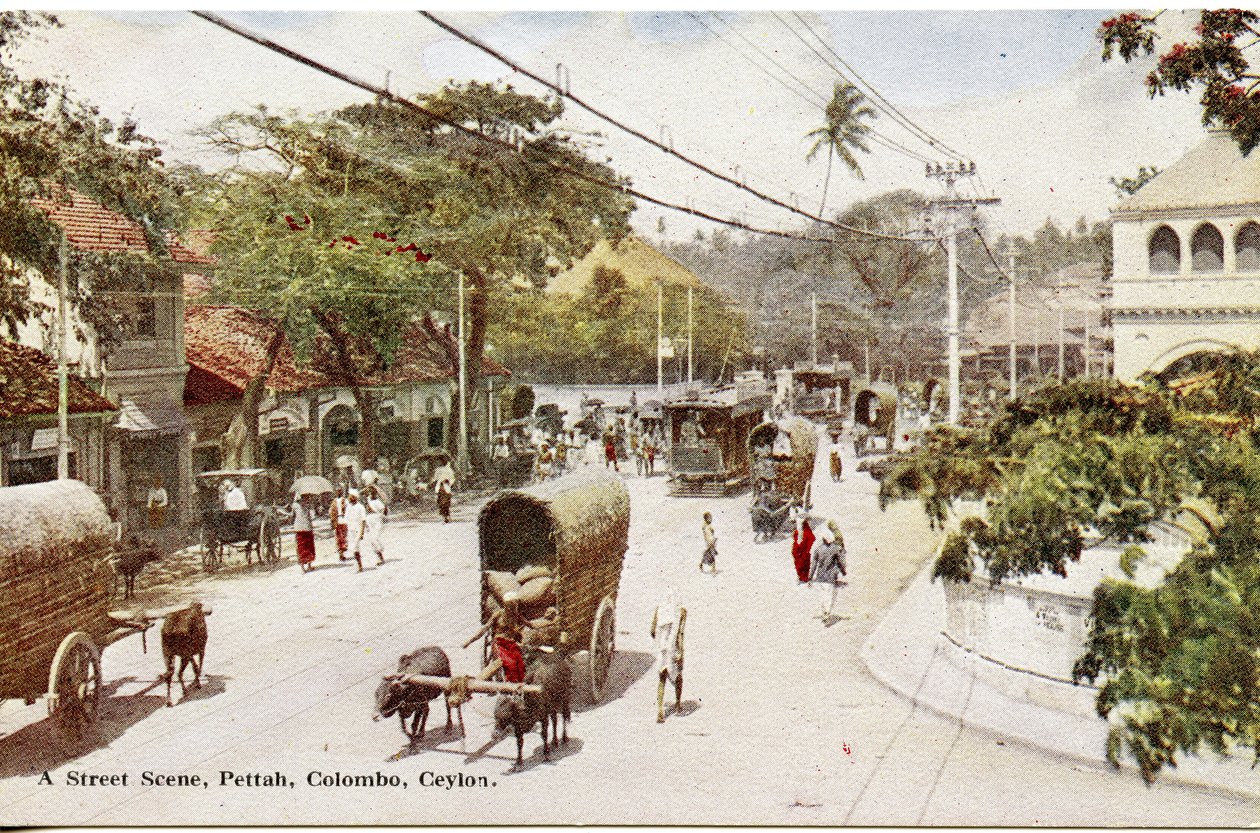 A Street Scene, Pettah, Colombo, Ceylon, ca 1900-20 (handfärgat fotografi) av Ltd. Ceylon Plâté