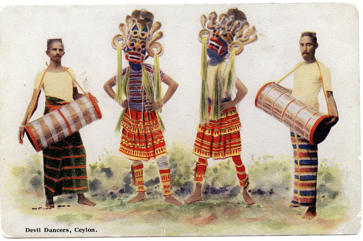 Devil Dancers, Ceylon, ca 1900-20 (handfärgat fotografi) av Ltd. Ceylon Plâté