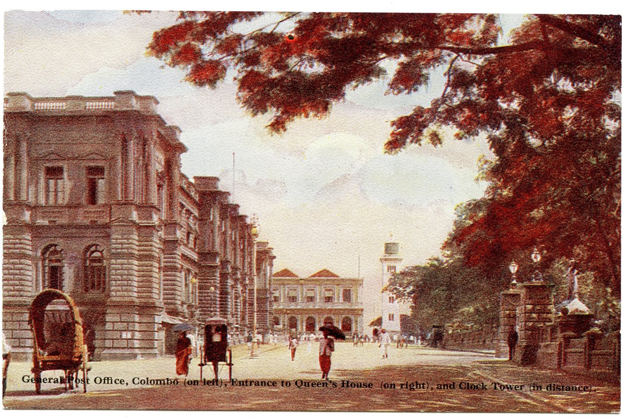General Post Office, Colombo (till vänster), ingången till Queens House (till höger) och Clock Tower (på avstånd), ca 1900-20 (handfärgat fotografi) av Ltd. Ceylon Plâté