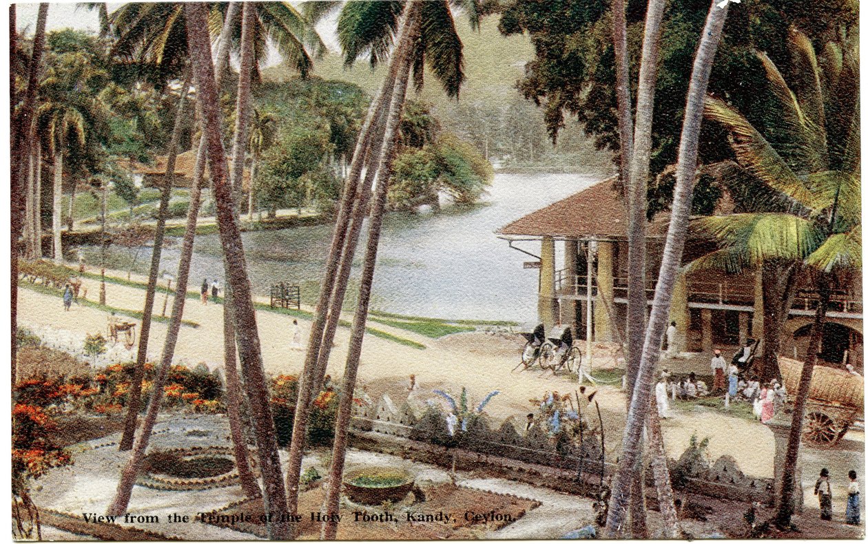 Utsikt från Temple of the Holy Tooth, Kandy, Ceylon, ca 1900-20 (handfärgat fotografi) av Ltd. Ceylon Plâté