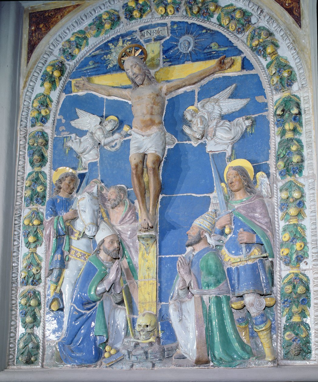 Korsfästelse, basrelief (tennglaserat lergods) av Luca Della Robbia