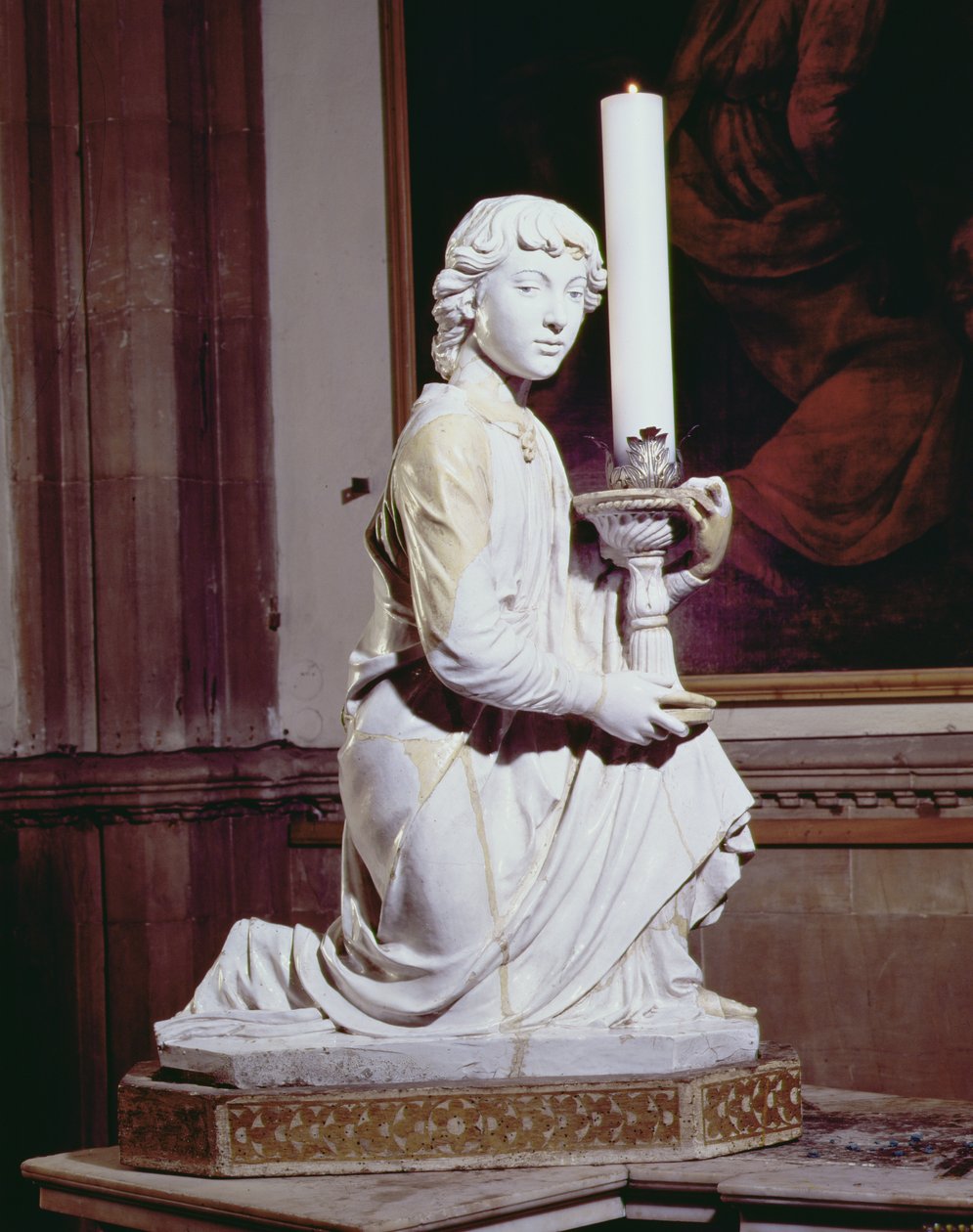 Ängel som håller ett ljus (glaserad keramik) (för detaljer se 97638) (för par se 97635-6) av Luca Della Robbia