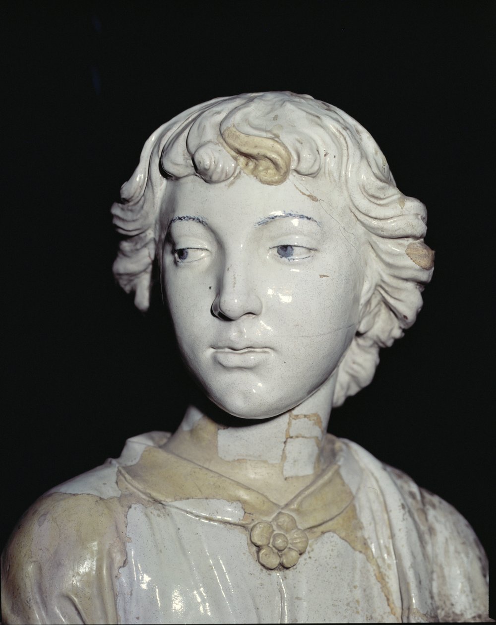 Ängel som håller ett ljus, detalj av huvudglaserad keramik för detaljer se 97637 för par se 97635-6 av Luca Della Robbia