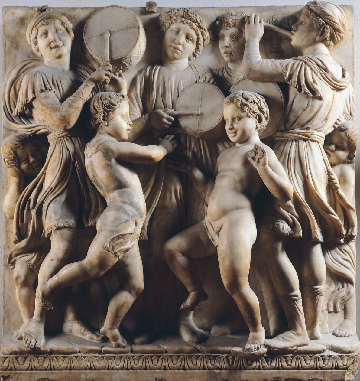 Barn och keruber som dansar, sjunger och spelar, detalj av Cantoria (körgalleri) av Luca Della Robbia