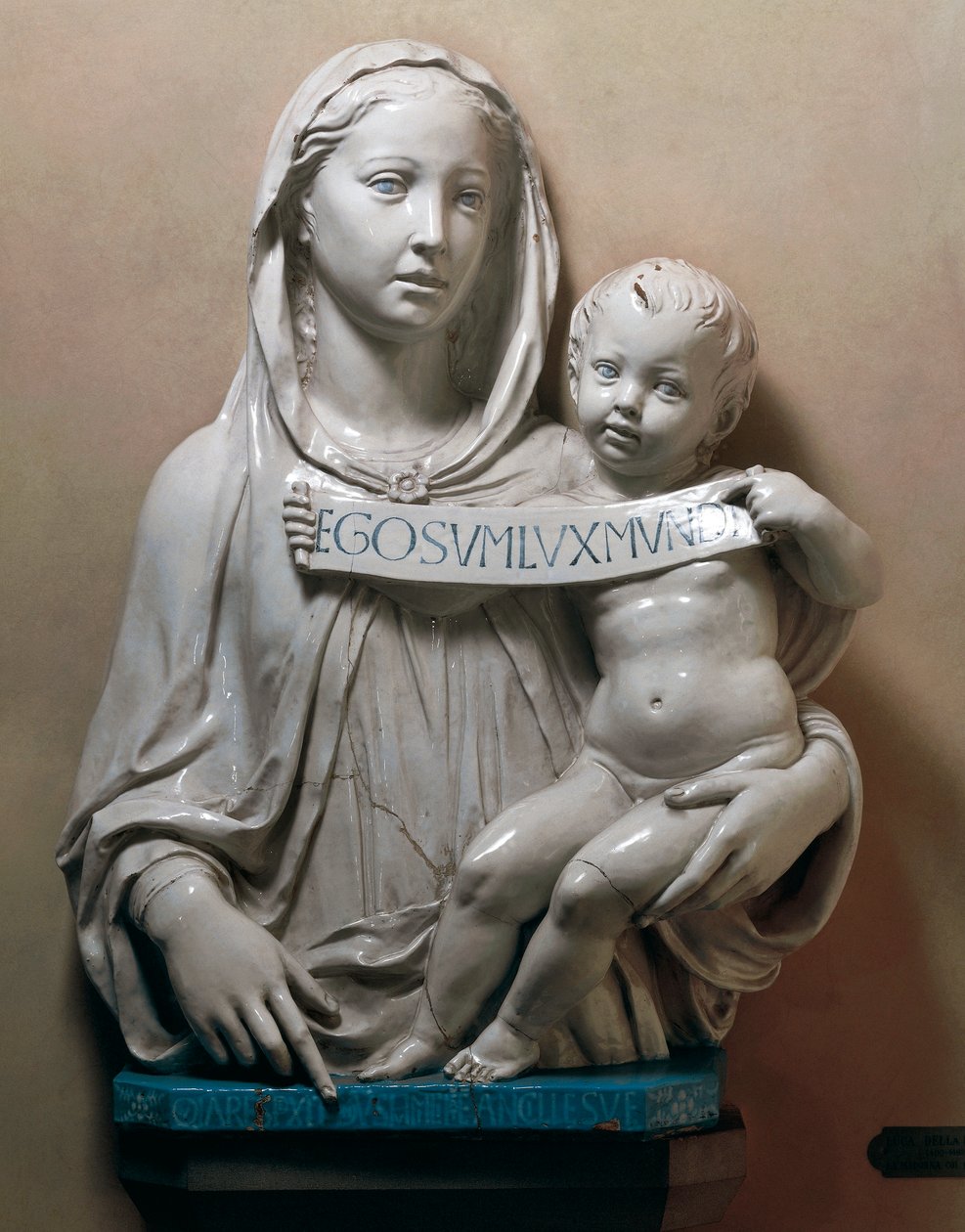 Helig jungfru med spädbarnsfrälsare som håller rulla av Luca Della Robbia