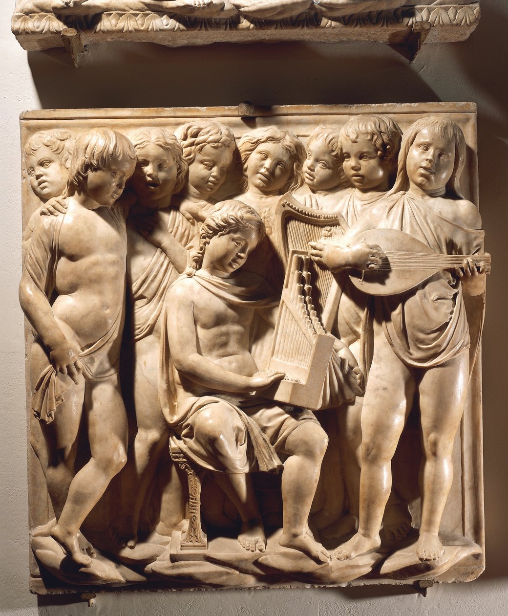 Prisa honom med stråkar och orgel (Psalm 150, Prisa Herren), panel med pojkar som sjunger med orgel, harpa och luta av Luca Della Robbia