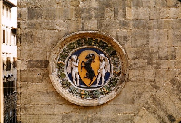 Mercanzia-gillets vapensköld av Luca Della Robbia