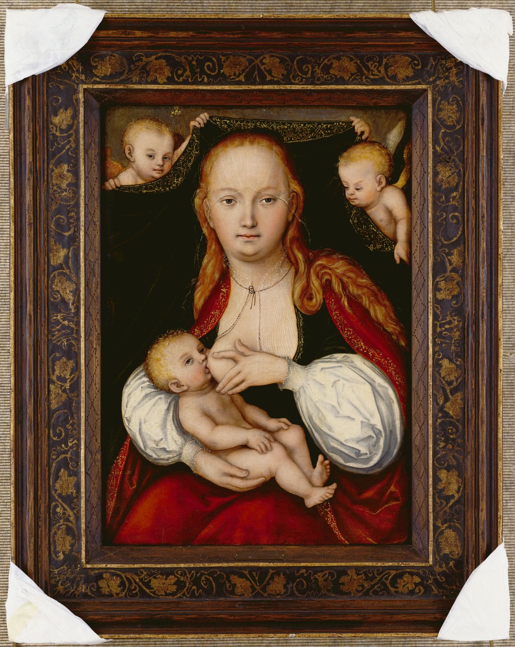 Jungfrun och barnet, trekvartslängd, med putti som håller upp en gardin bakom av Lucas Cranach