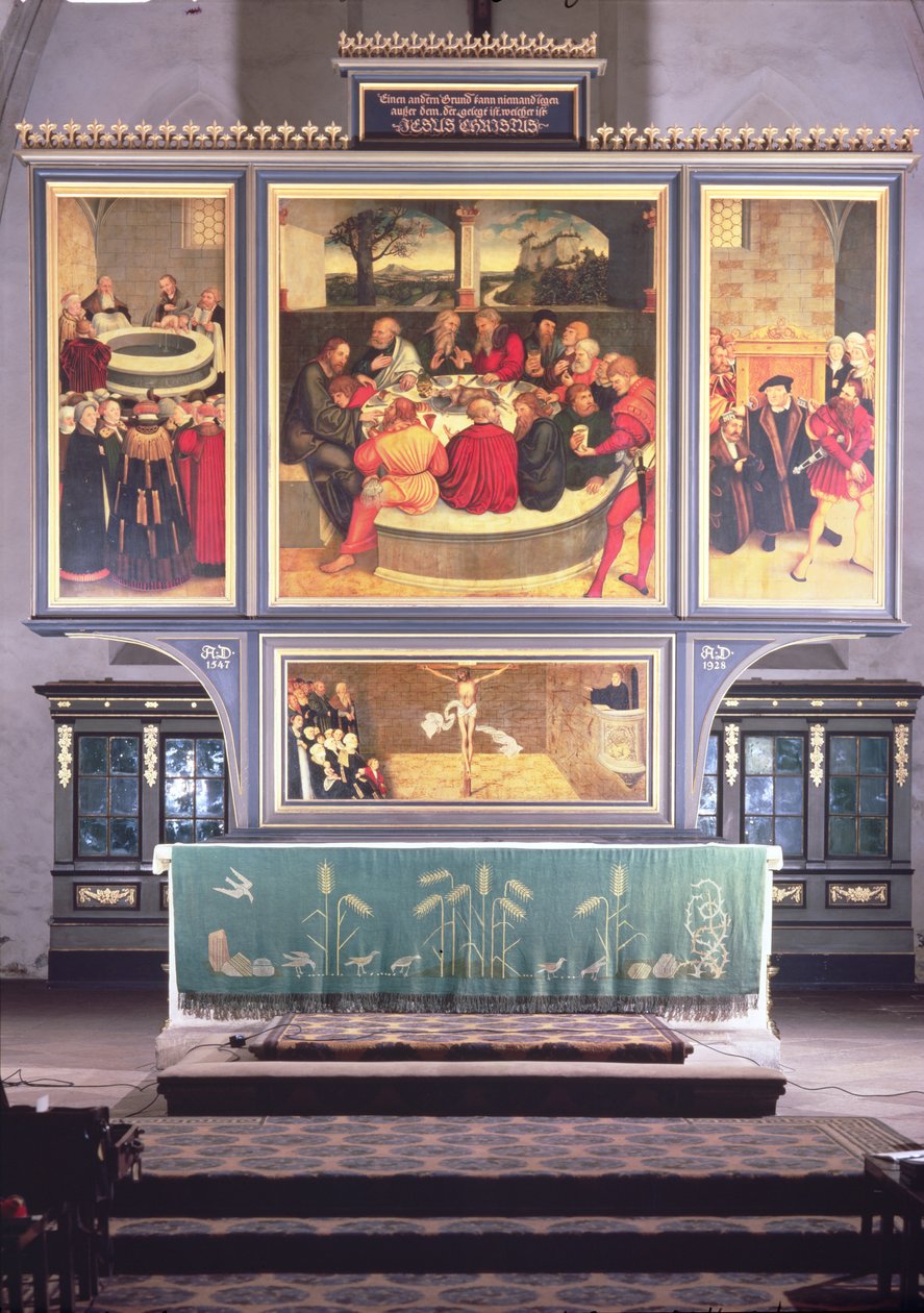 Altare med en triptyk föreställande: vänster panel, Philipp Melanchthon (1497-1560) som utför ett dop assisterad av Martin Luther (1483-1546); mittpanelen, den sista måltiden med Luther bland apostlarna; av Lucas Cranach the Elder