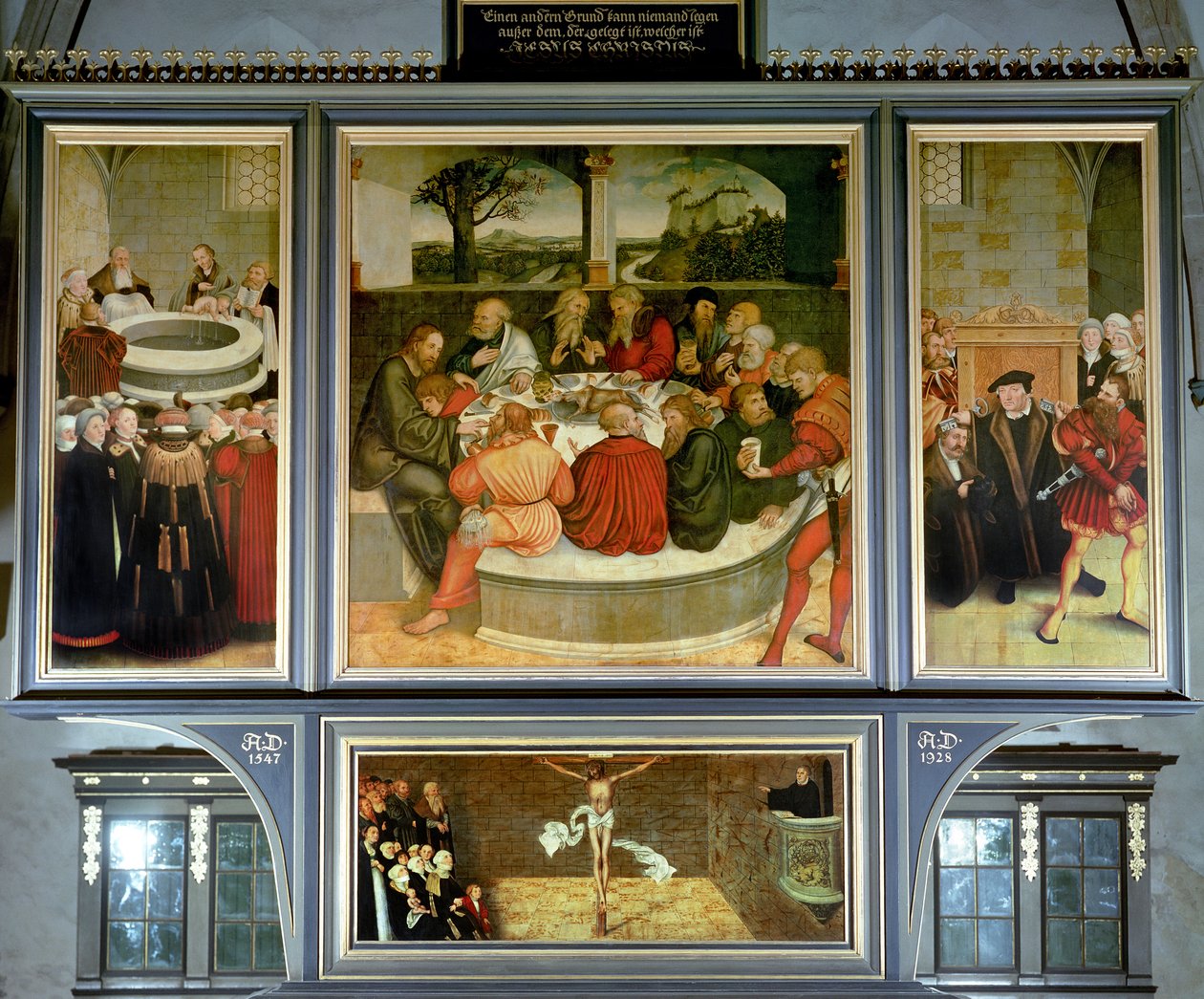 Triptyk, vänster panel, Philipp Melanchthon utför ett dop med hjälp av Martin Luther; mittpanelen, den sista måltiden med Luther bland apostlarna; högra panelen gör Luther sin bekännelse; Luther av Lucas Cranach the Elder