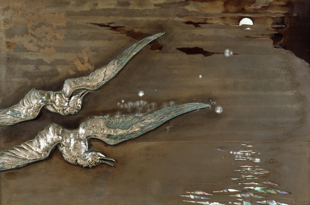 En metalllackpanel med applicerade silvermåsar, c.1900 (metalllackpanel, silver) av Lucien Gaillard