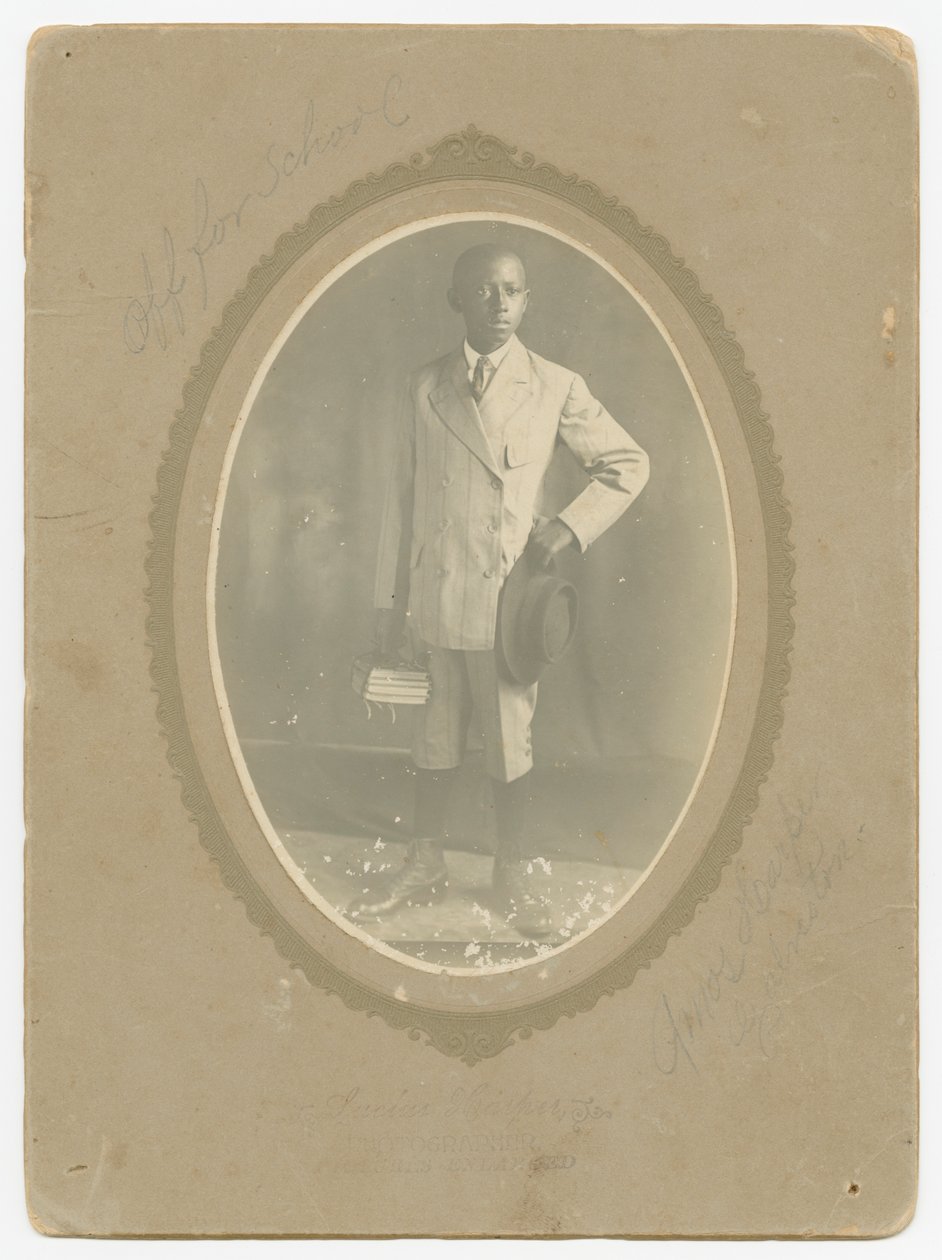 Fotografi av Amos Harper iväg till skolan, ca. 1910. av Lucius Harper