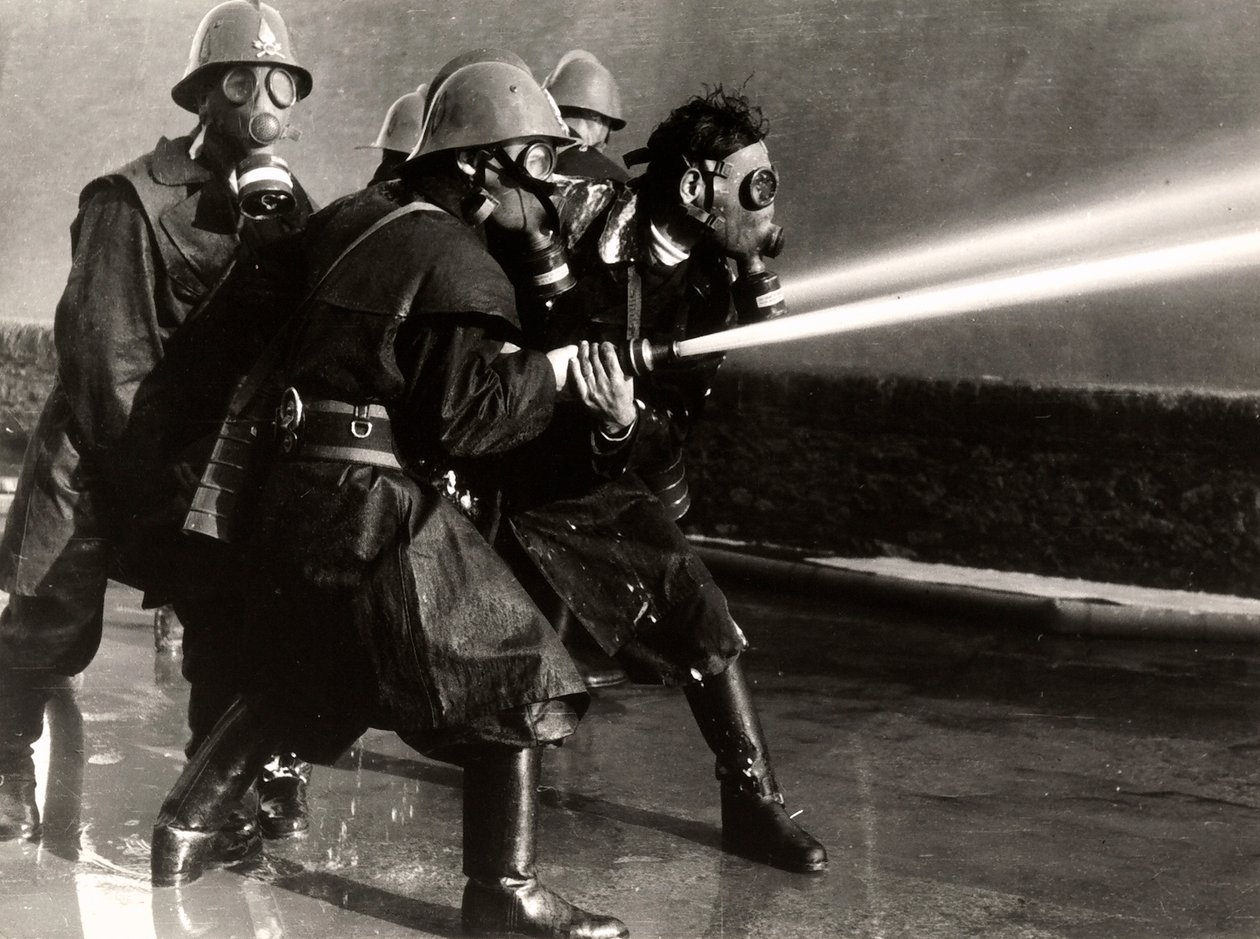 Några brandmän i arbete med gasmasker och eldproppar, 1950-60 (silvertryck av gelatin) av Luigi Betti
