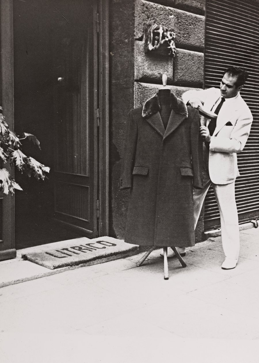 Angelo Litrico, stylist för Nikita Chrusjtjov såväl som för John F. Kennedy, Juan Perón, Tito, Dwight D. Eisenhower, utanför sin butik i Rom av Luigi Leoni