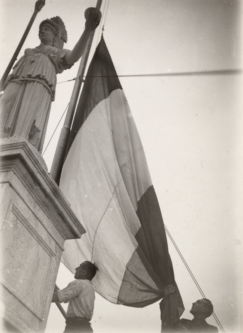 Italienska flaggan hissad vid en staty av Luigi Leoni