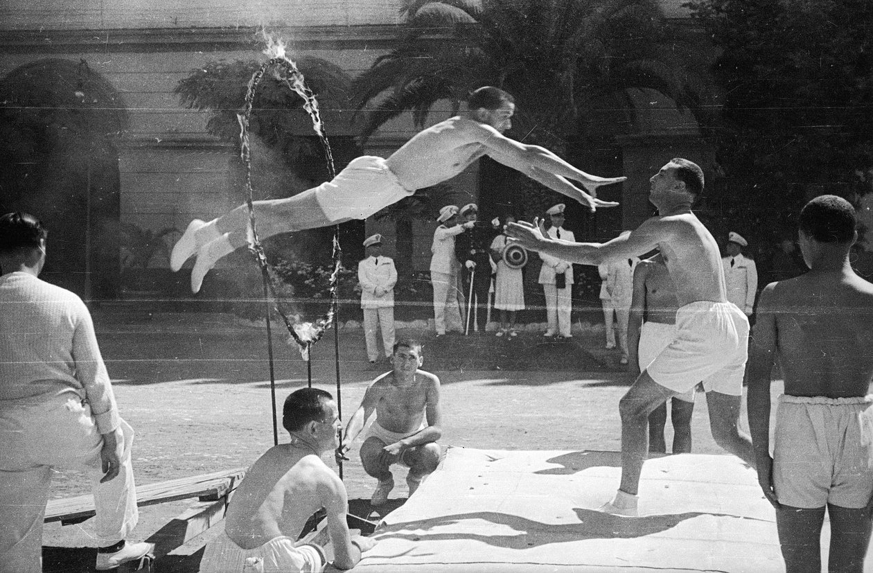Sportevenemang CONI: Achille Starace (CONI:s ordförande 1933-1939) hjälper unga idrottare i gymnastikuppvisning av fascistiska av Luigi Leoni