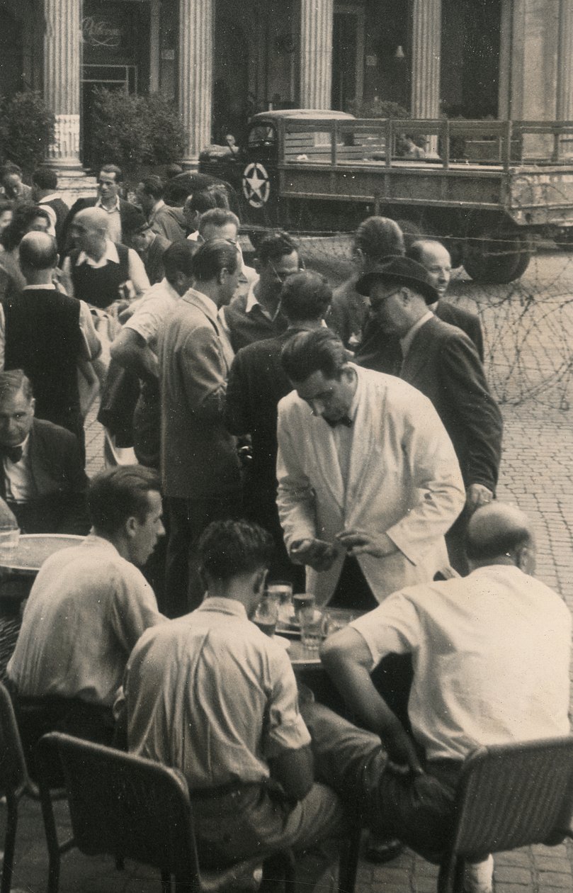 Serveringsbord, i bakgrunden en lastbil från amerikanska armén av Luigi Leoni