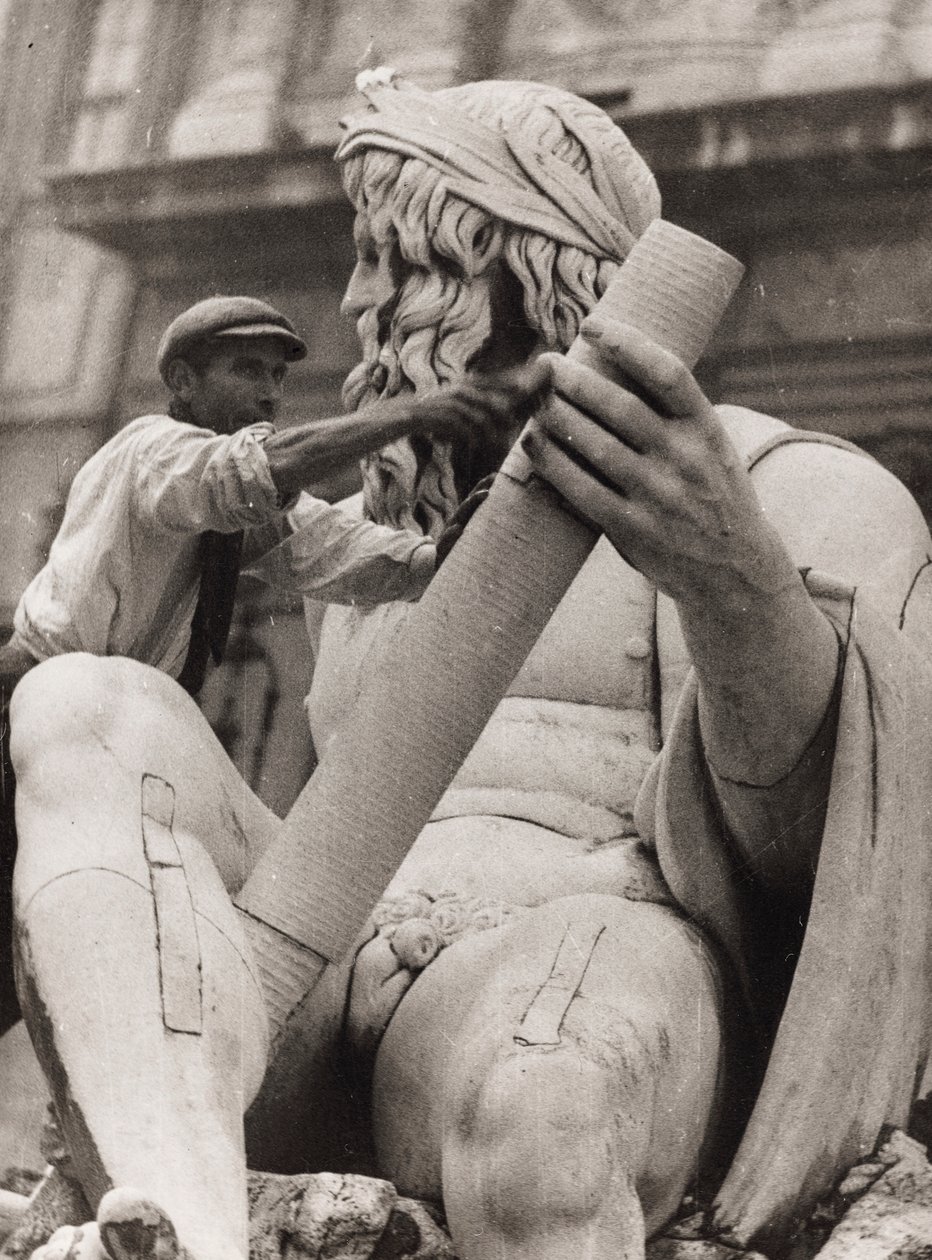 Arbetare på skulpturen av Ganges i de fyra flodernas fontän på Piazza Navona i Rom av Luigi Leoni