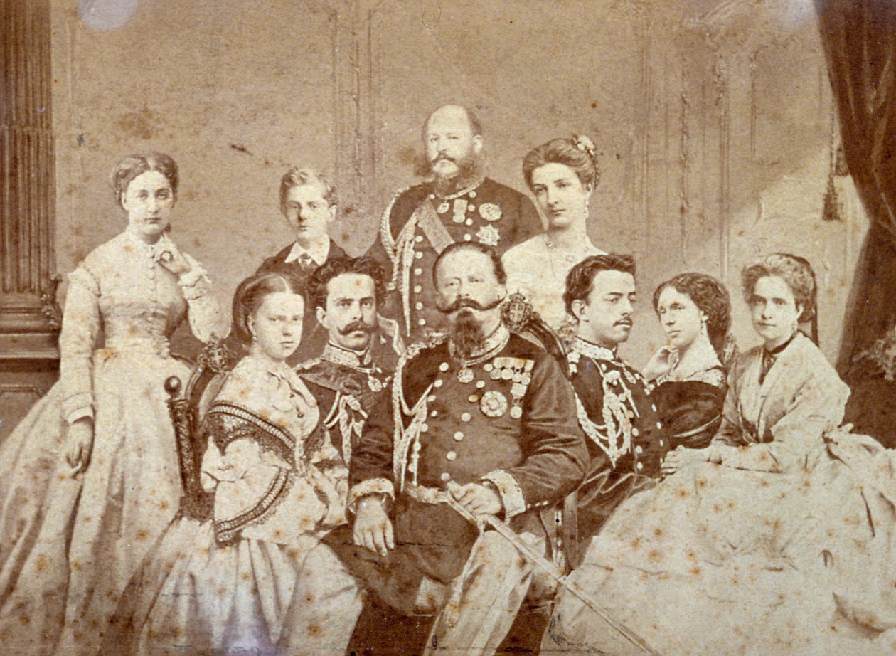 Bilden föreställer olika medlemmar av den kungliga familjen i Savojen. I mitten, sittande, Victor Emmanuel II, Umberto I och Amedeo i full uniform; regentens döttrar och Elisabetta av Sachsen i eleganta kläder. I bakgrunden, till höger av Luigi Montabone