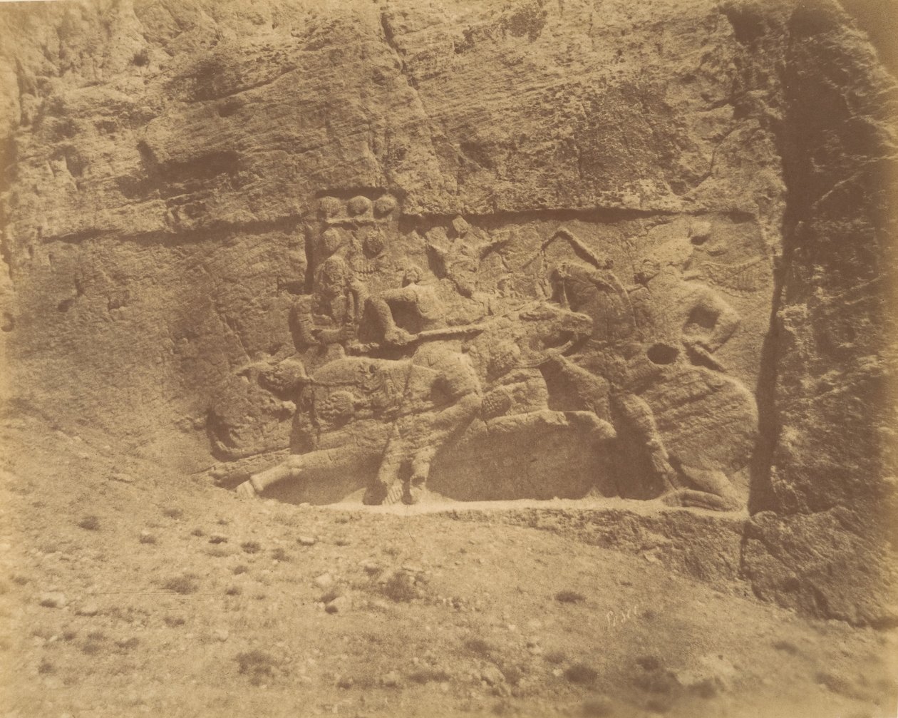 4 [Naksh-i Rustam, nära Persepolis], 1840-60-tal. av Luigi Pesce