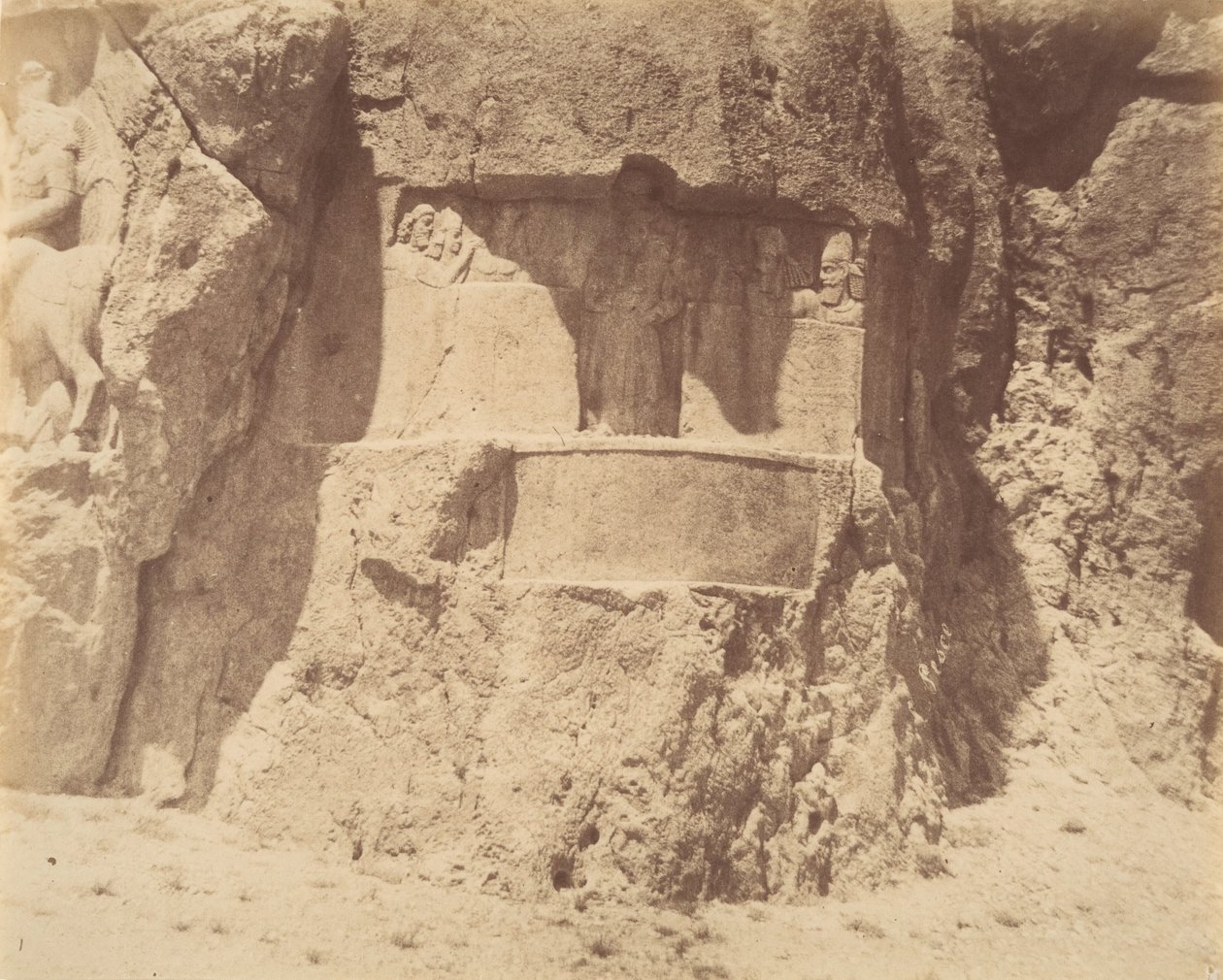 6 [Naksh-i Rustam, nära Persepolis], 1840-60-tal. av Luigi Pesce