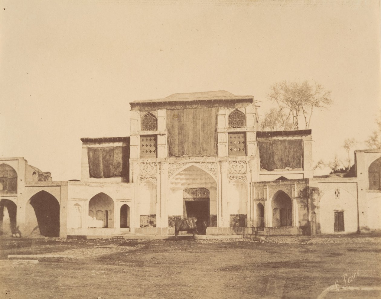 [The Sublime Porte, Teheran, Iran], 1840-60-tal. av Luigi Pesce