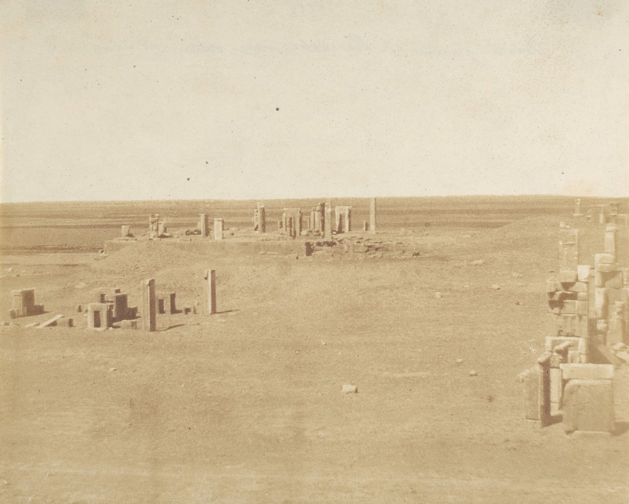 Översikt över Persepolis tagen från berget, 1858. av Luigi Pesce