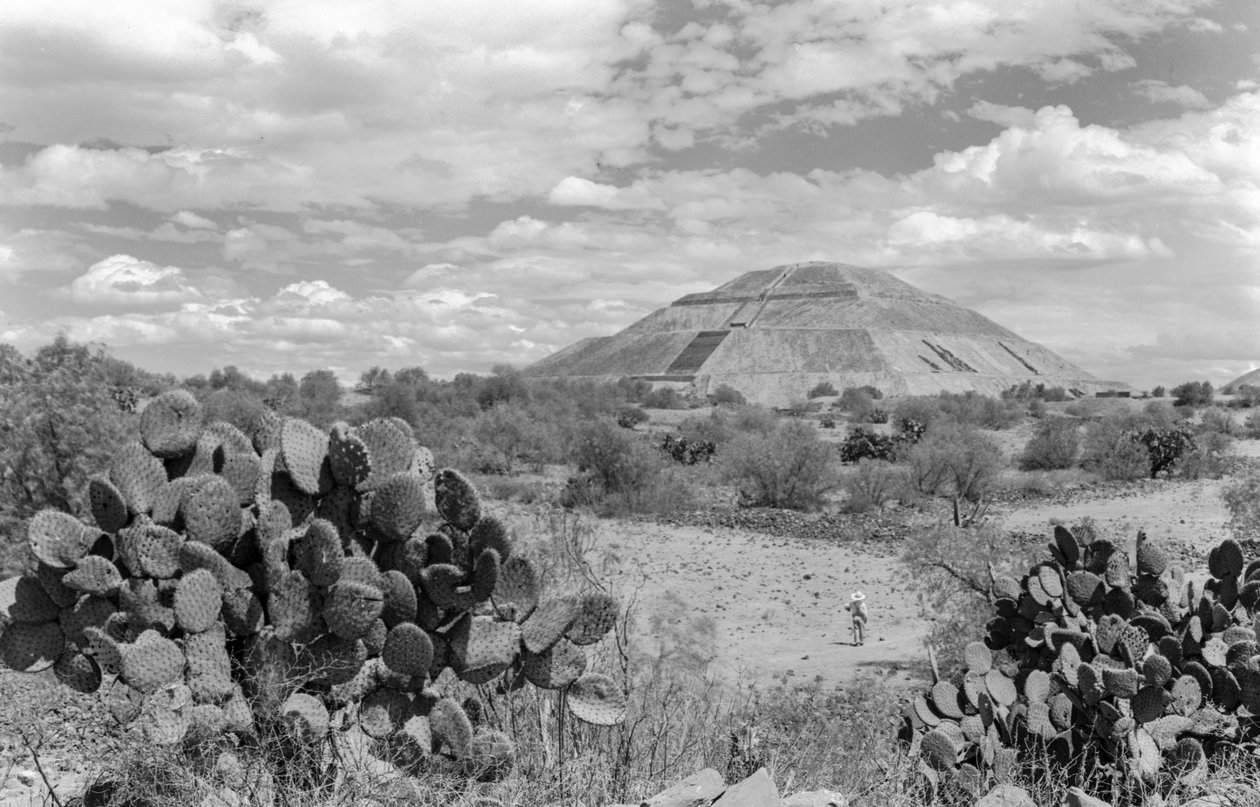 Monumental pyramid från mayaindianerna, Yucatanhalvön. 1936 av Luis Marden