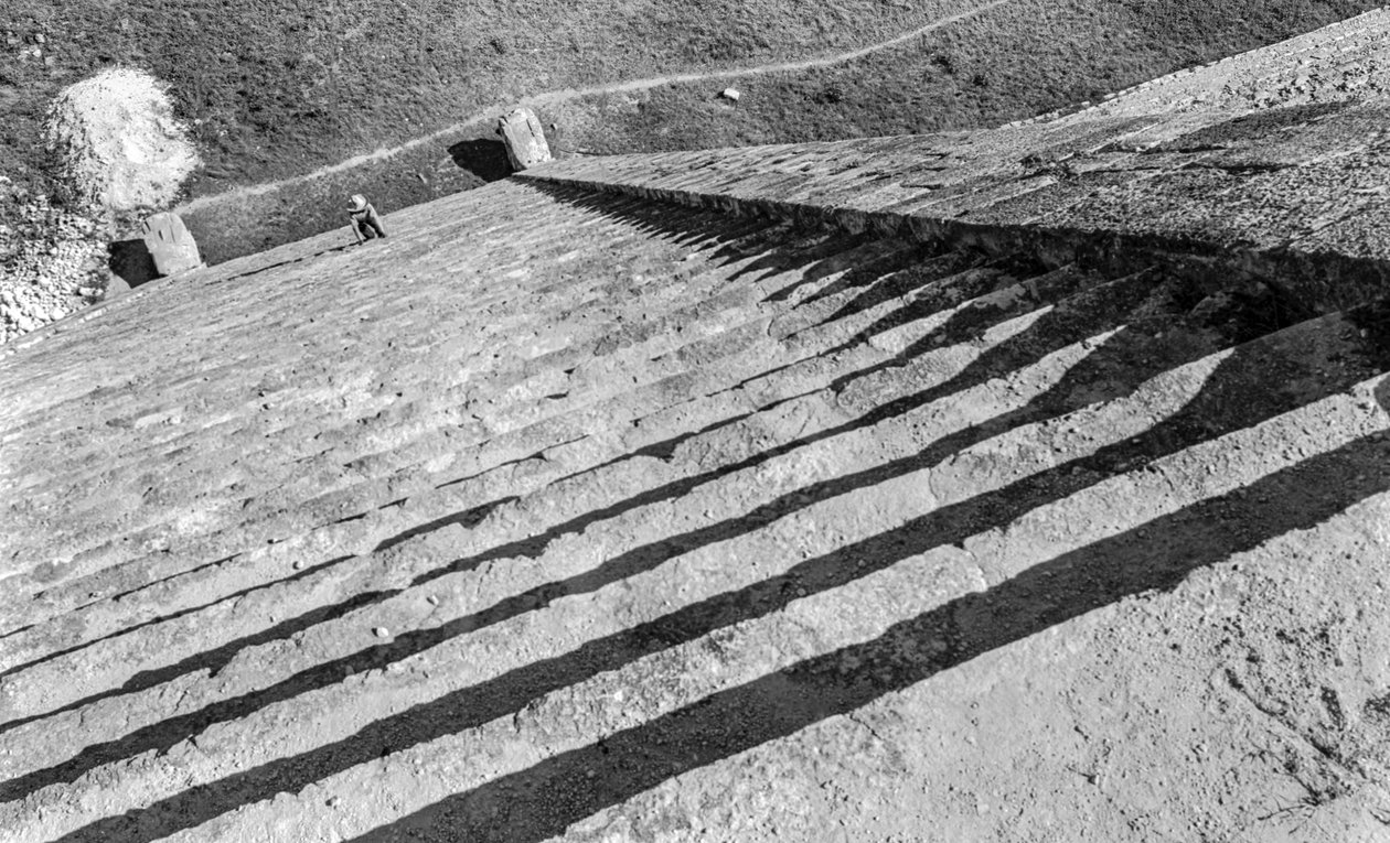 Trappor upp till mayaindianernas monumentala ruin, Chichen Itza-pyramiden. 1936 av Luis Marden