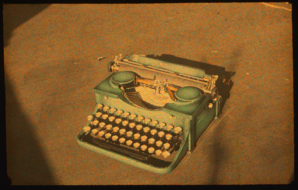 Still life-färgfoto av en skrivmaskin taget med Autochrome LumiÃ¨re och en 35 mm... av Luis Marden