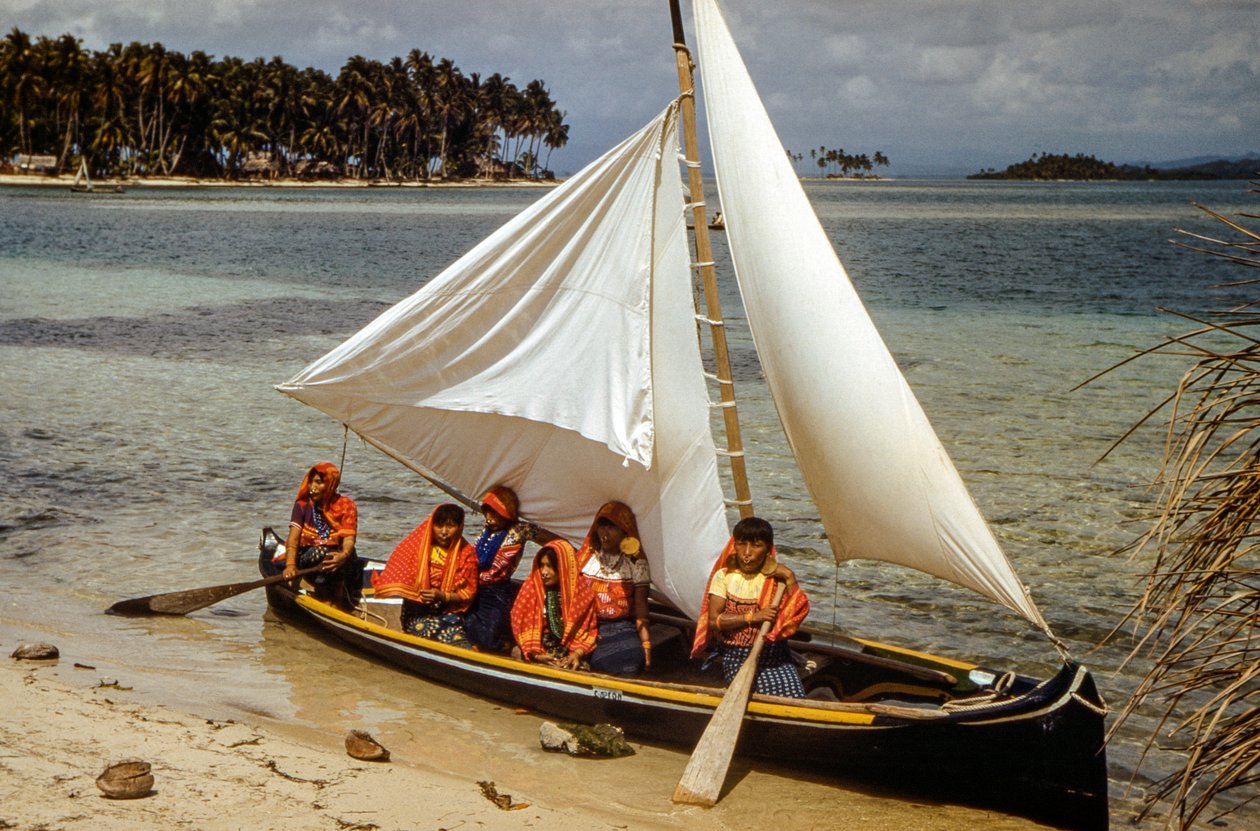 Kvinnor med näsringar i guld från Cuna-stammen på Mulatas aka San Blas Islands paddlar och s... av Luis Marden