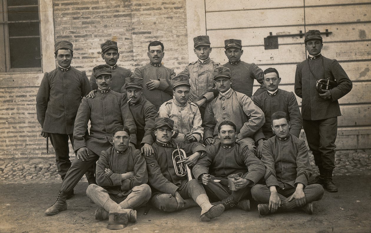 Album "The GM R. Army (första världskriget)": soldater från 36:e infanteriregementet med två trumpetare (s/v foto) av Lusvardi Lusvardi