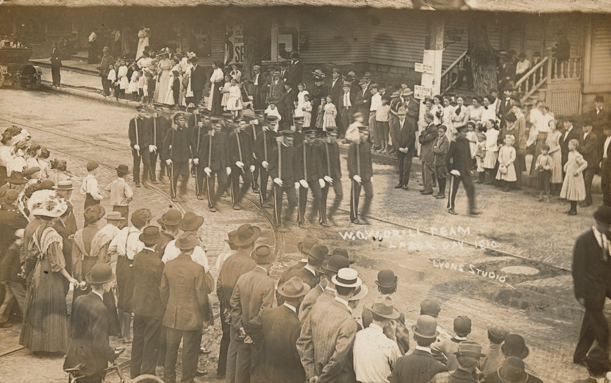 "Woodmen of the World Drill Team",1910 (foto) av Lyons Studio