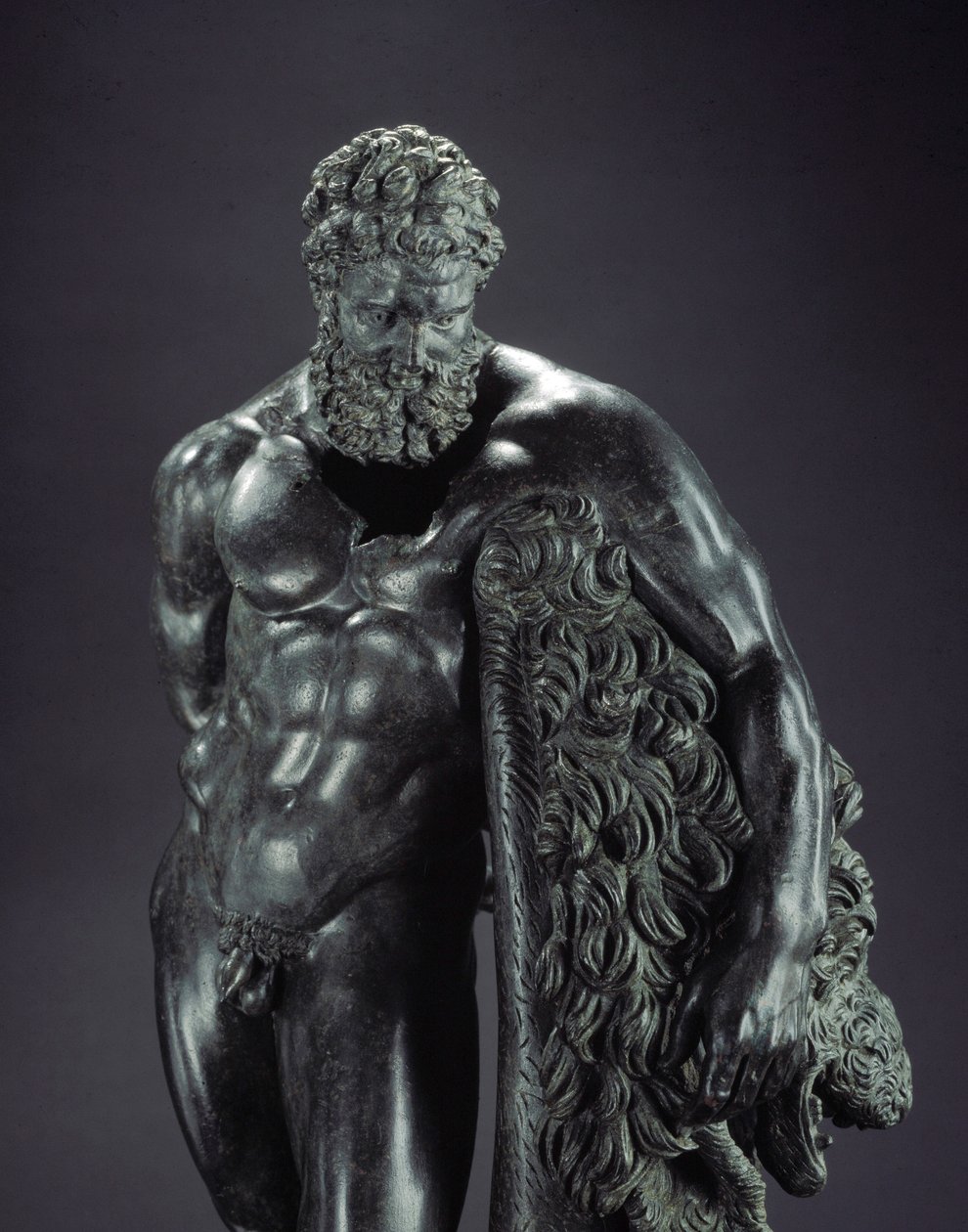 Grekisk konst: "" Herakles i vila"" Detalj - Bronsskulptur av Lysippe av Sicyone (395-305 f.Kr.) 300-talet f.Kr., från helgedomen av Ercole Curino, Sulmona - Museo Nazionale Archeologico, Chieti Italien - Herakles (Hercules) vilar - Detalj av bronsskulptur av Lysippos (attributed to)