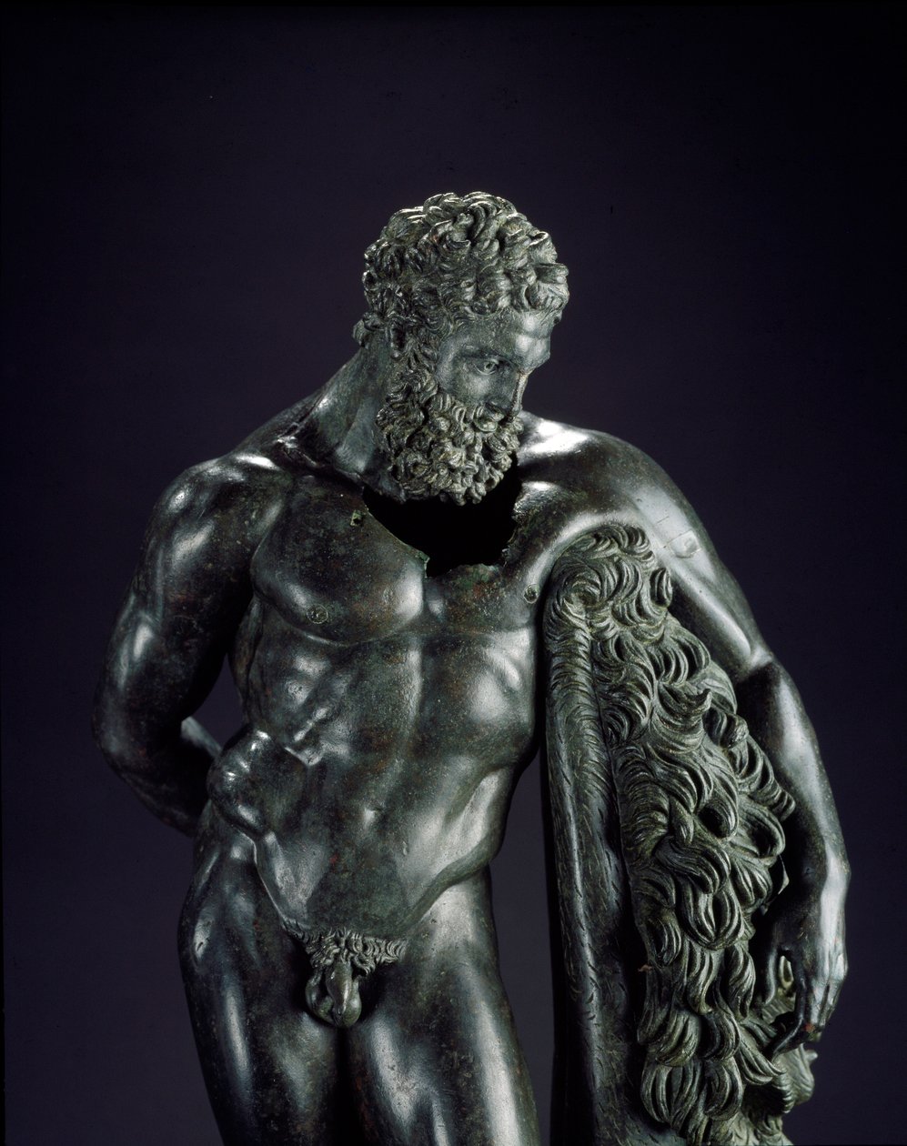 Grekisk konst: "" Herakles i vila"" Detalj. Bronsskulptur av Lysippe av Sicyone (395-305 f.Kr.) 300-talet f.Kr. Från helgedomen Ercole Curino, Sulmona. Museo Nazionale Archeologico, Chieti Italien - Herakles (Hercules) vilar - Detalj av bronsskulpturen av Lysippos (attributed to)