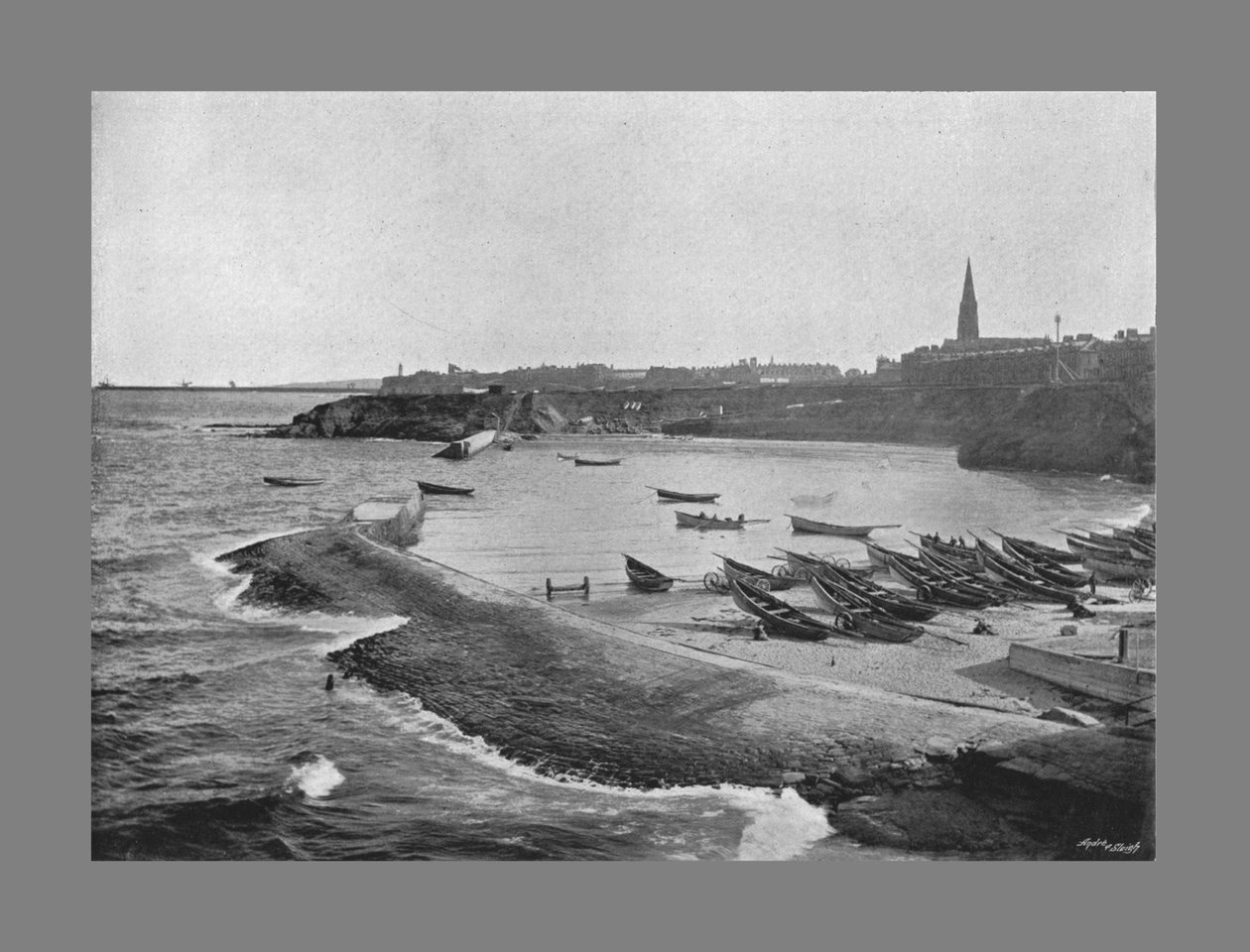 Cullercoats Bay, Tynemouth, c1900 av M. Aunty