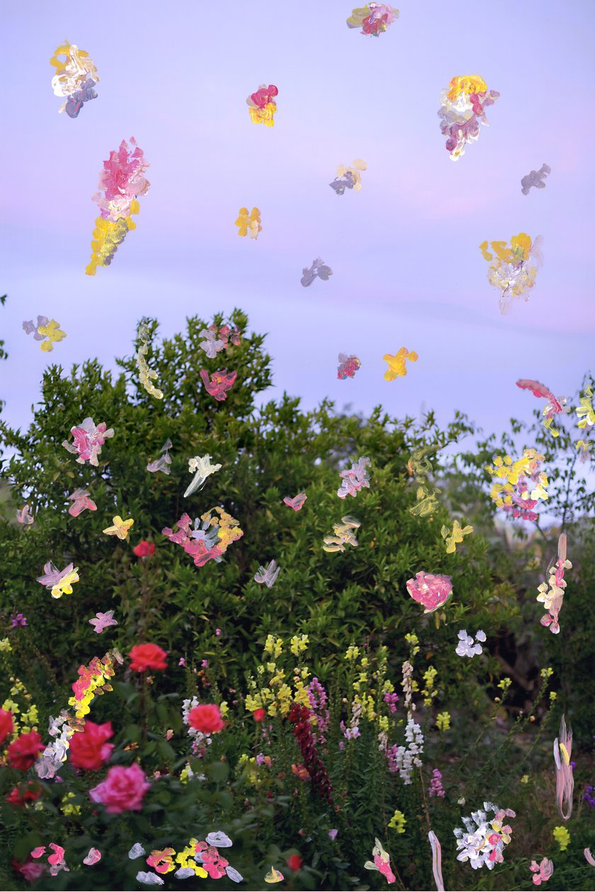 Abstraherade blommor, 2019 (akrylfärg på arkivbeständigt pigmenttryck) av Madeleine Gross