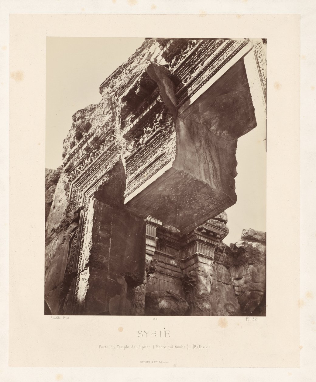 Utsikt över kolonnaden i mitten av tempelet i Luxor, Egypten (Egypten/Louksors tempel, allmän bild av de mellersta pelargångarna (Thebe) Forntida arkitektur: Egypten, Grekland, Mindre Asien: Fotoalbum (serietitel) av Maison Bonfils