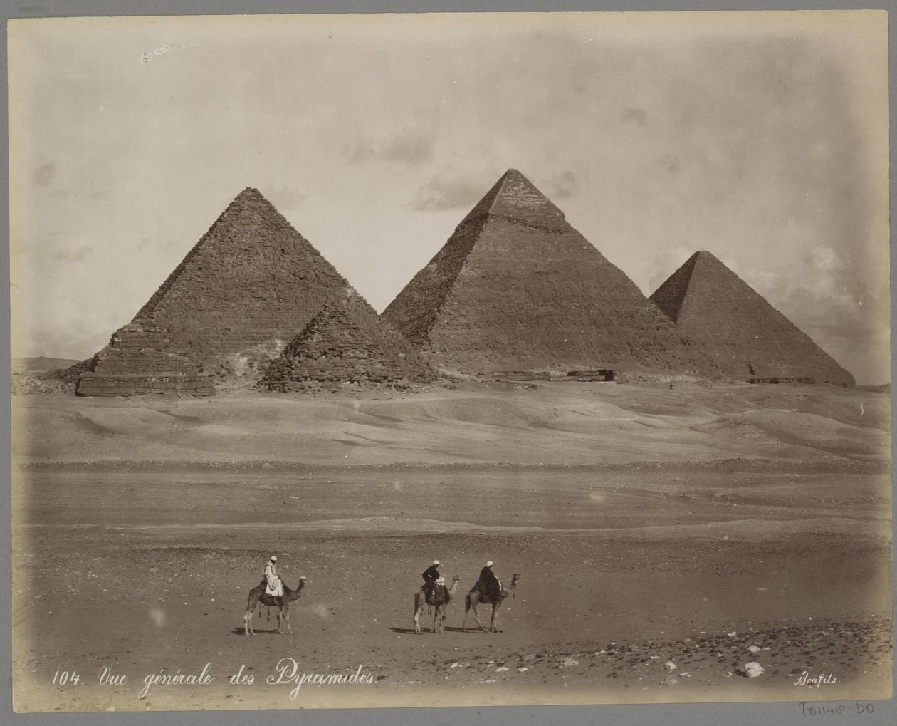 Utsikt över pyramiderna i Mykerinos, Chephren och Cheops i Giza Vue Generale des Pyramides (titel på objekt) av Maison Bonfils