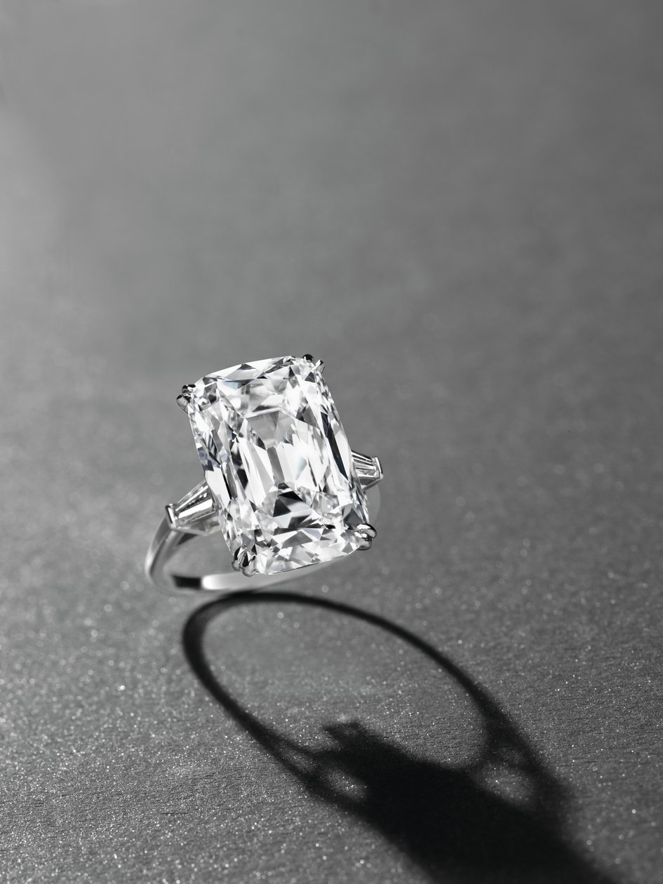 En elegant ring (platina och diamant) av Manuel Cusí