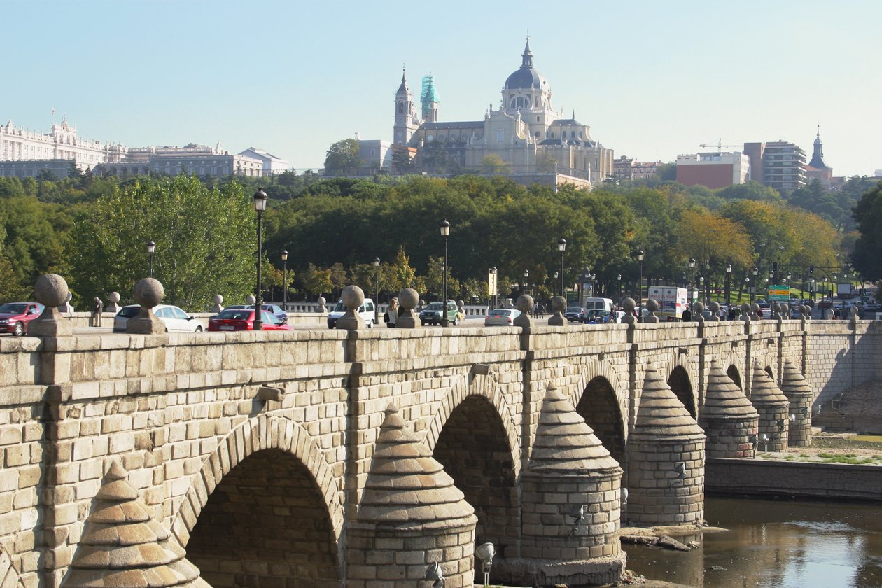 Puente de Segovia, ursprungligen byggd av Juan de Herrera (1530-97) och ombyggd 1682 av Manuel and Jose del Olmo