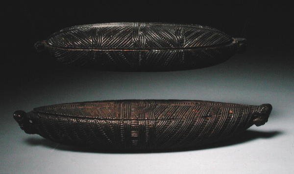 Fjäderlådor (trä) av Maori Maori